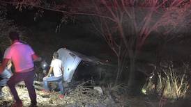 Volcadura de camión de pasajeros en carretera de Nayarit deja 18 muertos