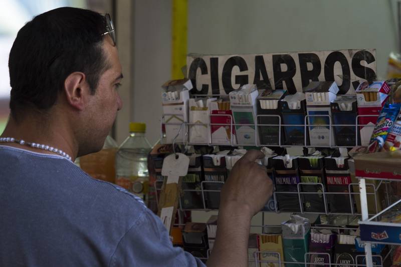 La venta de cigarros cambiaría con el nuevo reglamento para el control de tabaco en México. Foto: Cuartoscuro