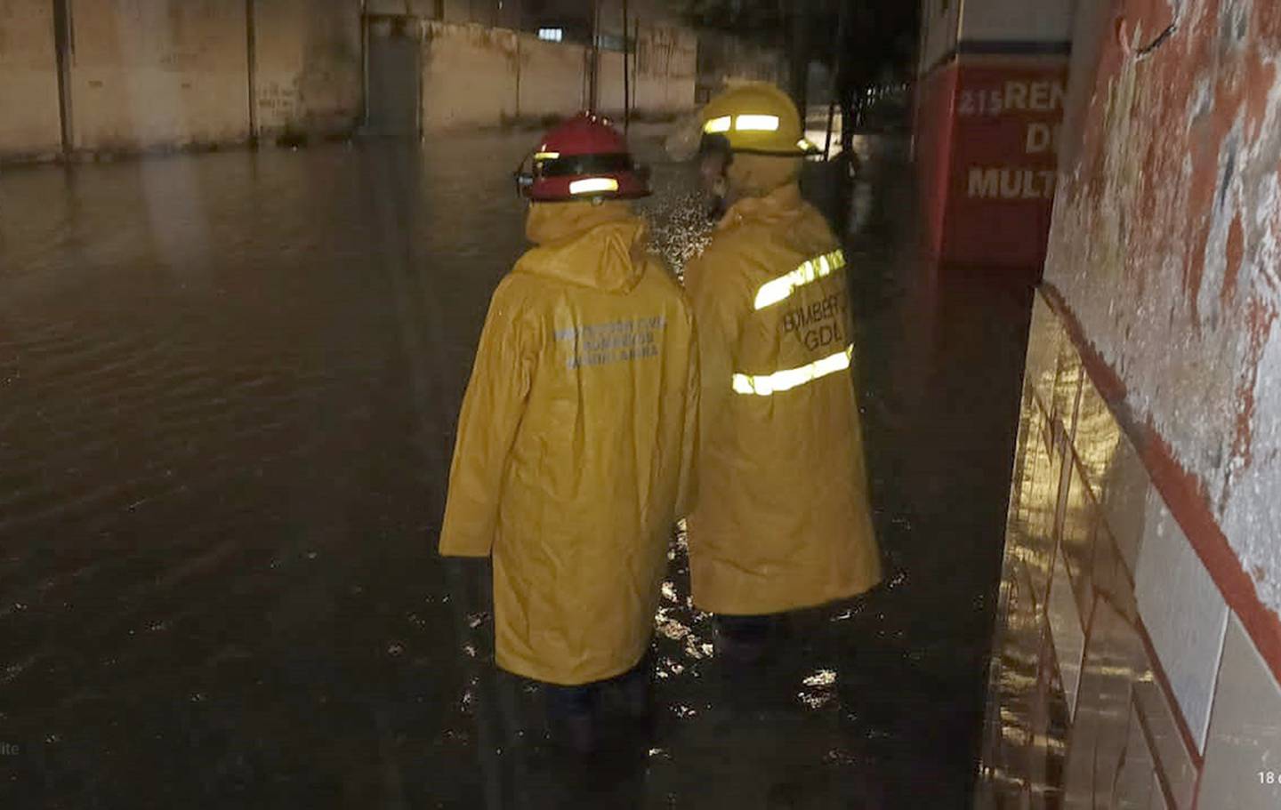 Se reportaron inundaciones en vialidades hacia el oriente y sur de Guadalajara.