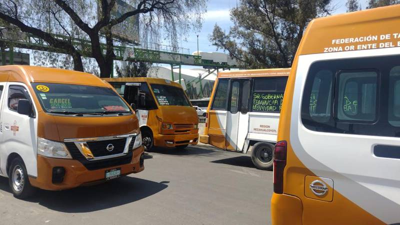 Unidades de transporte público del Edomex realizan bloqueo en la carretera México-Puebla.