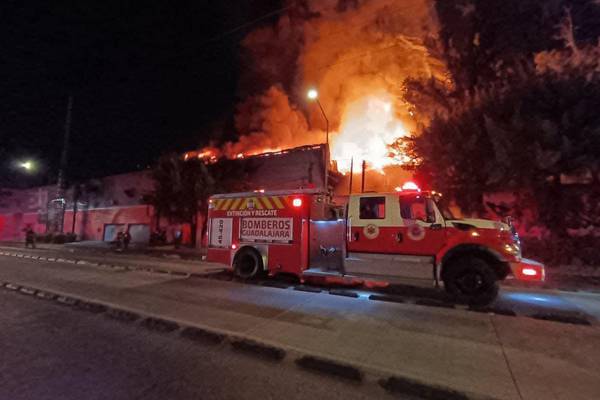 Fuerte incendio consume fábrica de muebles de oficina en Guadalajara