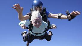 Fallece Dorothy Hoffner, la mujer que a los 104 años saltó en paracaídas