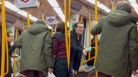 Un hombre provoca acalorada discusión por no llevar el cubrebocas puesto en el metro de España