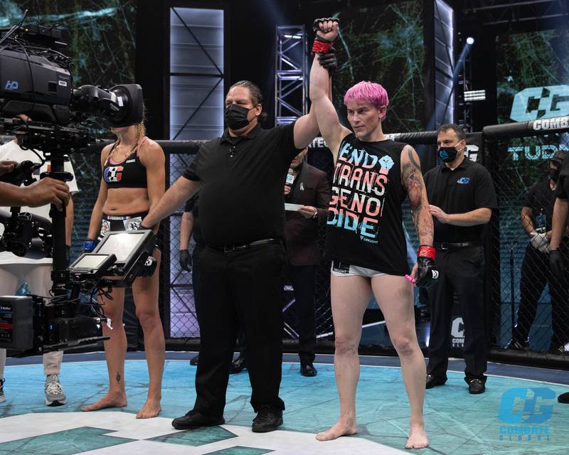 Peleadora transgénero debuta en la MMA con triunfo