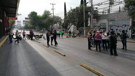 Vecinos bloquean paso en la Av. López Portillo, provocan caos en Línea 2 del Mexibús