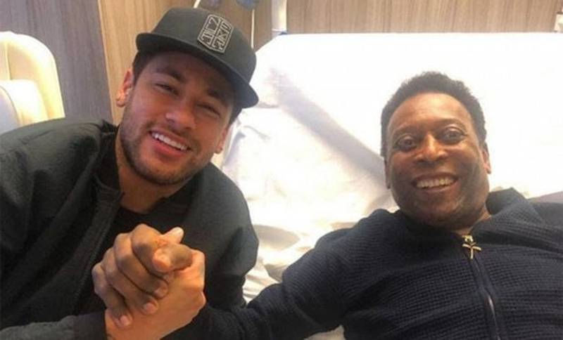 Neymar visitando a Pelé en el hospital.