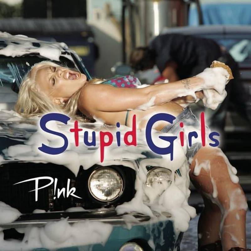 Pink lanzó ‘Stupid Girls’ como el sencillo principal de su cuarto álbum de estudio, 'I'm Not Dead' y que se convirtió en una crítica mundial.