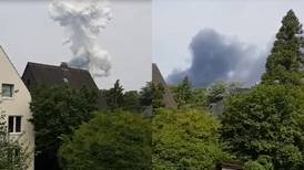 Se forma una nube con forma de hongo tras explosión en un complejo industrial en Alemania