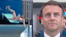 “Me resbalé, jefe”: Clavadista sufre aparatosa caída y causa asombro en Emmanuel Macron