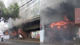 Se incendia bajopuente donde se almacenaba cartón y reciclaje cerca del Metro Tacuba