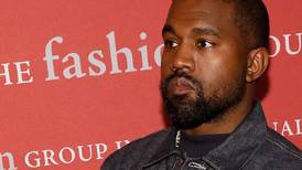Fanáticos le dan la espalda a Kanye West por invitar a dos polémicos artistas al escenario