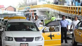 Taxistas del Sitio 300 solicitan ayuda de AMLO para acabar con la corrupción en el Aeropuerto de la CDMX