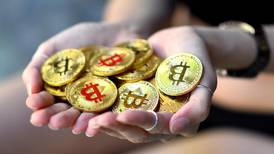 Bitcoin agoniza, criptomonedas se desploman tras venta de FTX a Binance