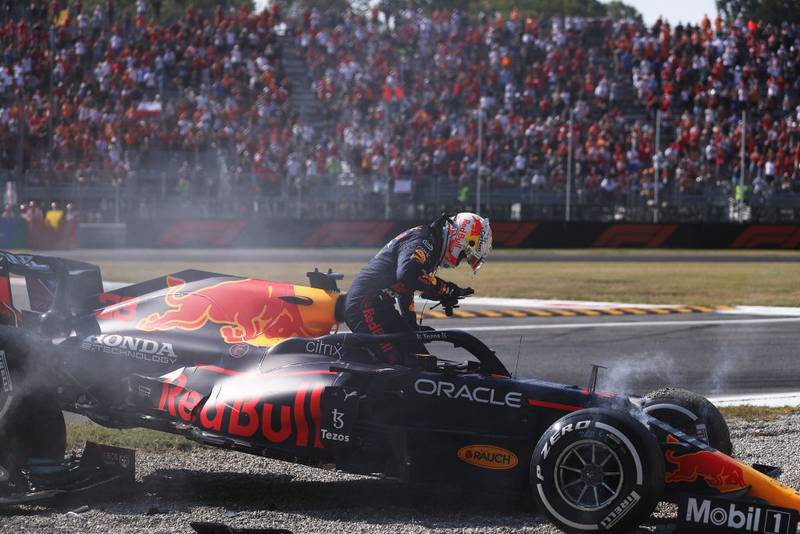 Max Verstappen es sancionado por choque con Lewis Hamilton