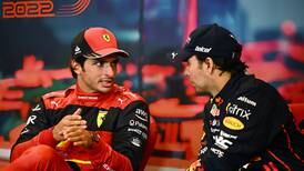 Carlos Sainz imita a Checo Pérez cuando lo felicitó en Silverstone