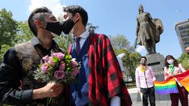 Senado cambia ‘marido y mujer’ por ‘cónyuges’ para no discriminar en bodas del mismo sexo 