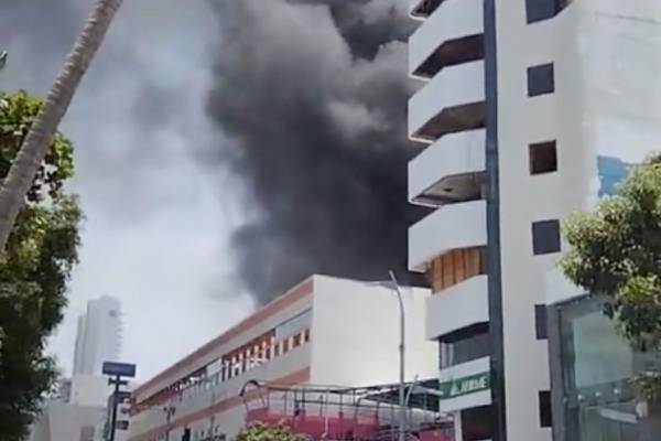 Se incendia el Centro de Convenciones Copacabana en Acapulco