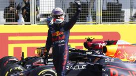 Verstappen conquista histórica carrera Sprint; Checo largará último