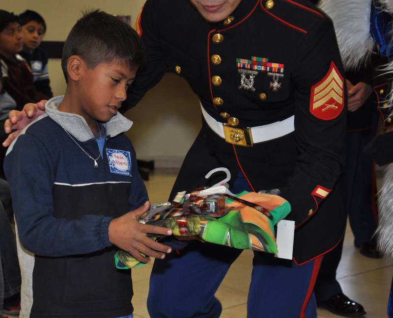 Programa Toys for Tots (juguetes para niños) del U.S. Marine Corps.