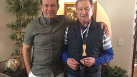 Juan Reynoso regala su medalla de campeón al Ojitos Meza