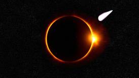 El “Cometa Diablo” aparece para robarle el protagonismo al eclipse total de Sol