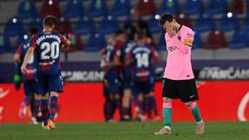 Barcelona empata con Levante y se aleja del título