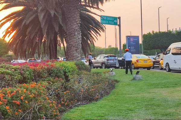 En pleno período vacacional, taxistas bloquean terminal 2 del AICM