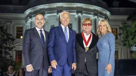 Biden entrega Medalla Nacional de Humanidades a Elton John tras concierto en la Casa Blanca