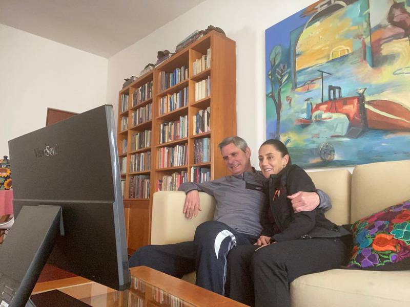 Claudia Sheinbaum disfruta del partido con Jesús María Tarriba desde la sala de su casa