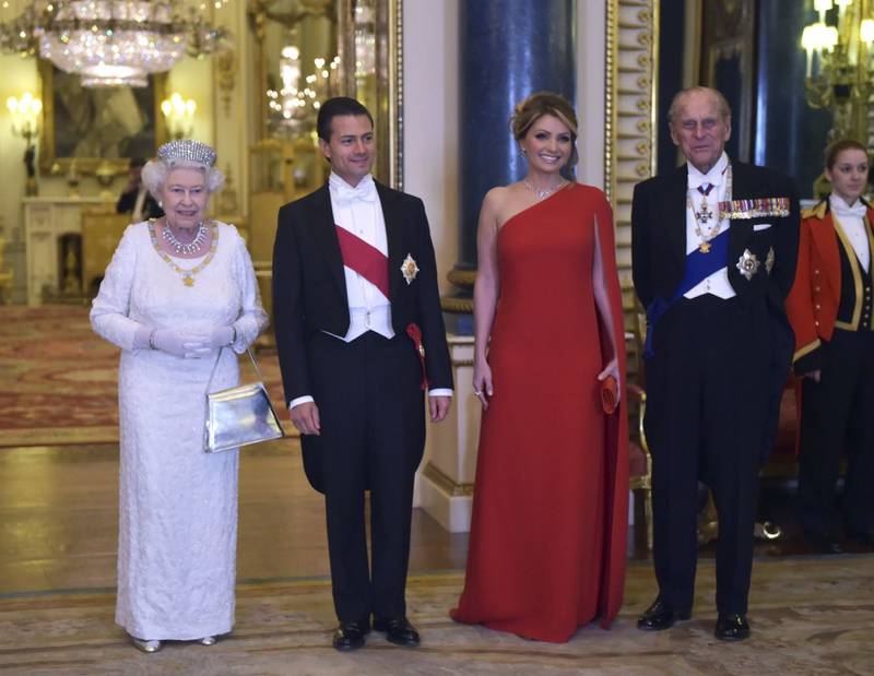 LONDRES, REINO UNIDO, 03MARZO2015. El presidente Enrique Peña Nieto, acompañado de su esposa Angélica Rivera de Peña, y de Su Majestad la Reina Isabel II durante la Cena de Estado.
FOTO: CUARTOSCURO.COM