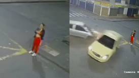 ¡De milagro! Mujer se salva de ser atropellada por dos vehículos en Armenia