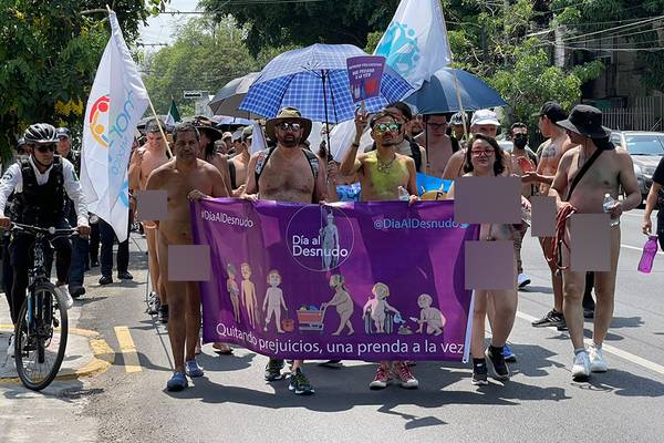FOTOS: Marchan nudistas en Guadalajara en defensa de la desnudez