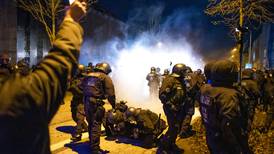 Policía se enfrenta contra manifestantes ante las restricciones contra el covid en Alemania
