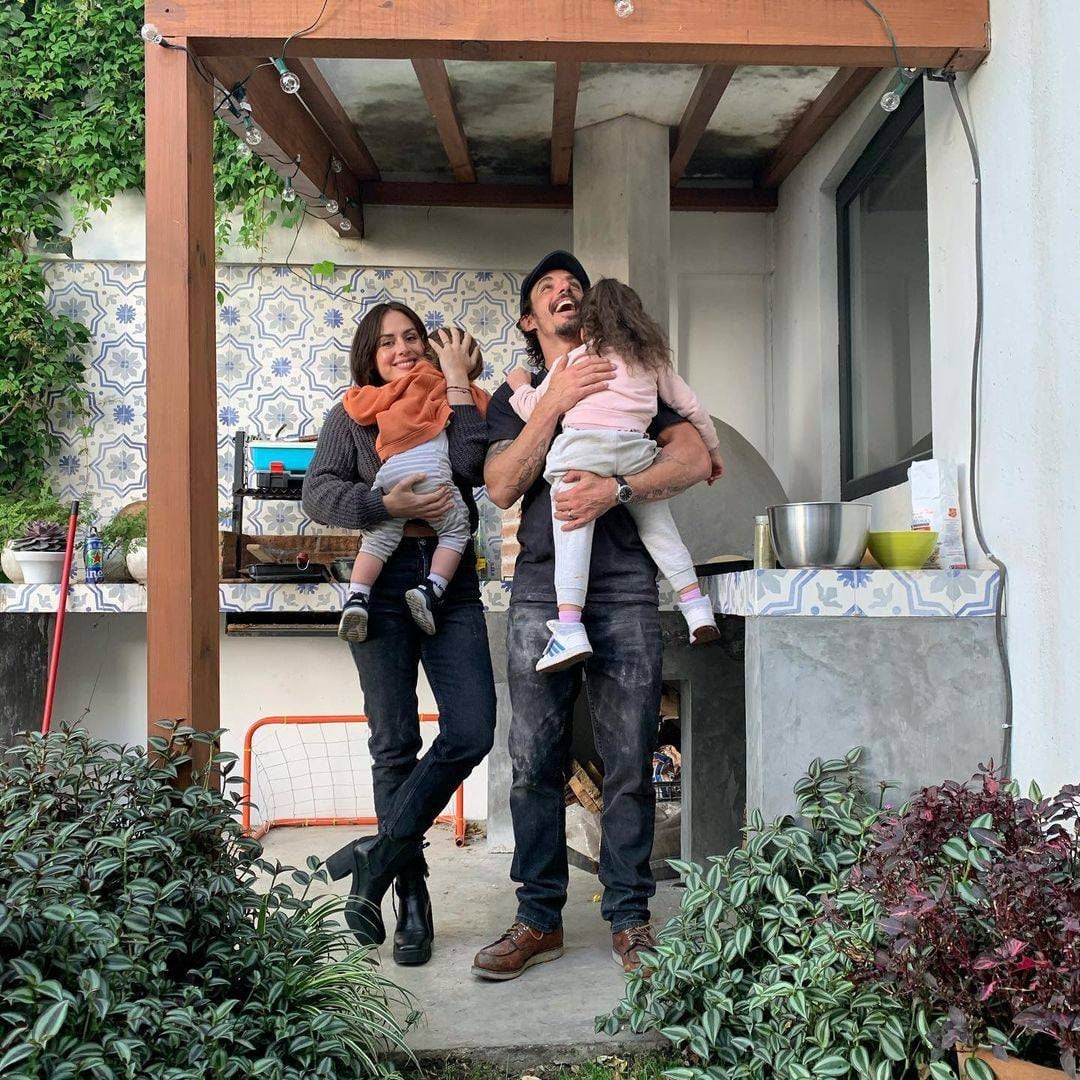 Zuria Vega comparte foto con su esposo e hijos y deja ver lo mucho que han  crecido al celebrar su sexto aniversario de bodas