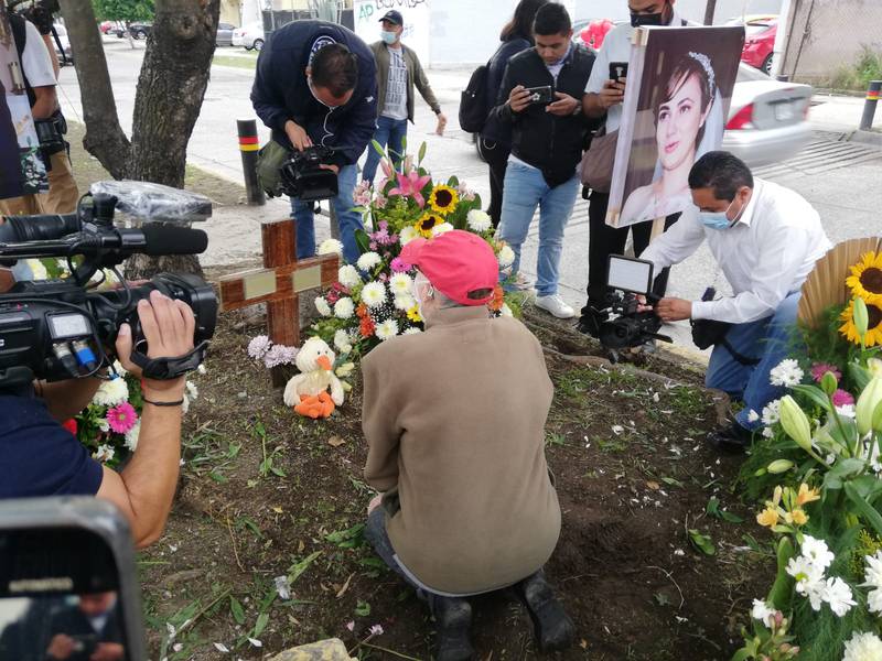 La tía de María Fernanda hizo oración en el sitio del accidente, piden justicia y mayor sanción contra Joao Maleck.