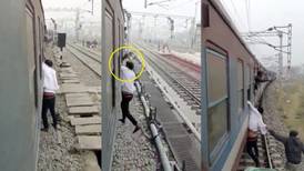 ¿Merecido? Pasajeros de tren golpean a presunto ladrón e impiden que huya