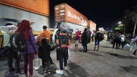Miles de migrantes abordan trenes de carga para desplazarse a la frontera México–EE.UU