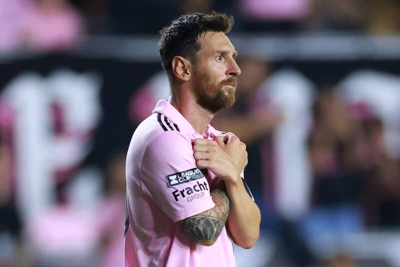 Entrenador colombiano se queja de favorecimiento a Messi en su reciente partido