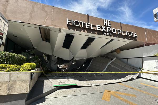 Cae fachada del Hotel Expo Plaza en Jalisco; no se reportan personas lesionadas