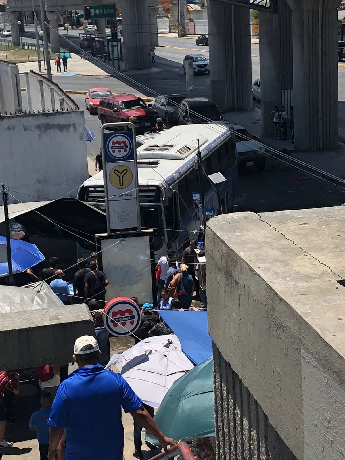 Camión se impacta contra el muro de la estación Y Griega del Metro; reportan un muerto