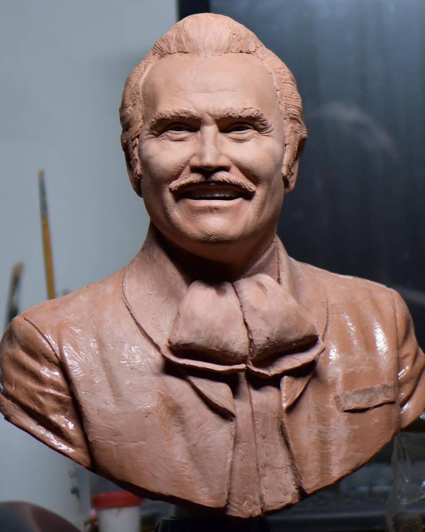 El artista Rubén Orozco realizó un busto del Charro de Huentitán a petición de Alex Fernández con técnica hiperrealista.