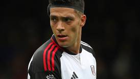 Raúl Jiménez sale expulsado en la derrota del Fulham ante el Newcastle