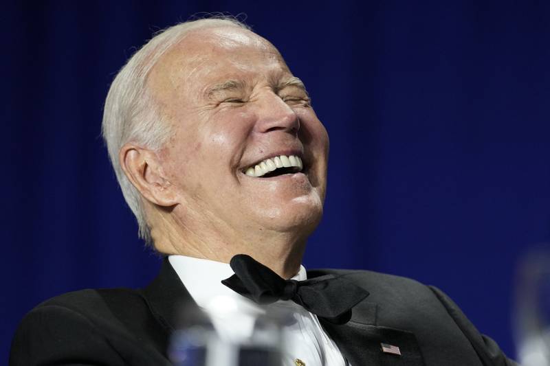 El presidente Joe Biden se ríe mientras el comediante Roy Wood Jr., corresponsal de "The Daily Show", habla durante la cena de la Asociación de Corresponsales de la Casa Blanca en el Washington Hilton en Washington, el sábado 29 de abril de 2023. (Foto AP/Carolyn Kaster)