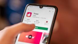 “Cualquier cosa por Tinder”: Usuarios descargan app de citas ‘para comunicarse’ tras caída de Facebook en Instagram