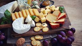 ¿Quieres aprender a armar una tabla de quesos? Hazla con estos productos europeos
