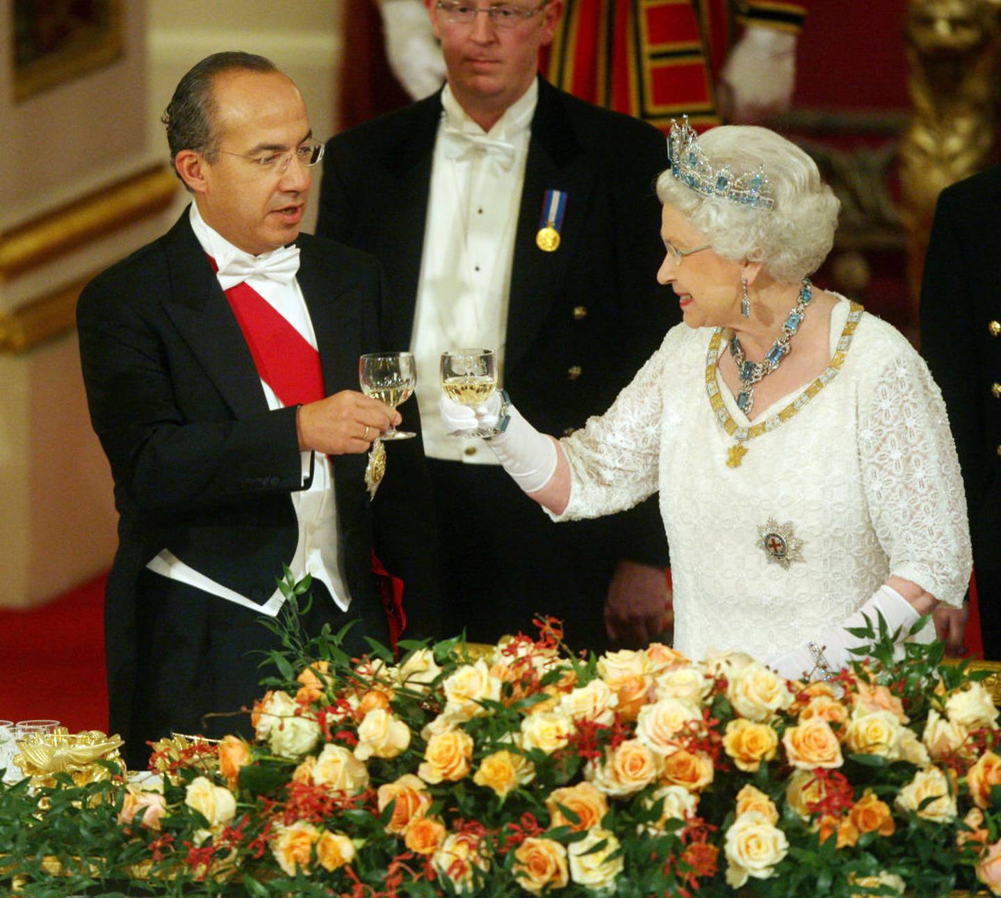 LONDRES - 30 DE MARZO: La Reina Isabel II y el Presidente de México Felipe Calderón (izq.) brindan con sus copas durante un banquete de Estado ofrecido por la Reina en honor del presidente y la primera dama visitantes, dentro del Salón de Baile del Palacio de Buckingham el 30 de marzo de 2009 en Londres, Inglaterra. El Presidente de los Estados Unidos Mexicanos, Felipe Calderón, y su esposa, Margarita Zavala de Calderón, realizan una visita de Estado de cuatro días al Reino Unido, del 30 de marzo al 2 de abril (Foto de Johnny Green/WPA Pool/Getty Images)
