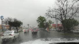 Lluvias dejan encharcamientos y cierres viales en Nuevo León