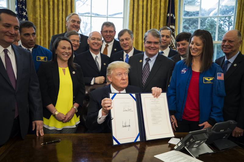 Donald J. Trump, muestra el Acta de Autorización de Transición de la NASA