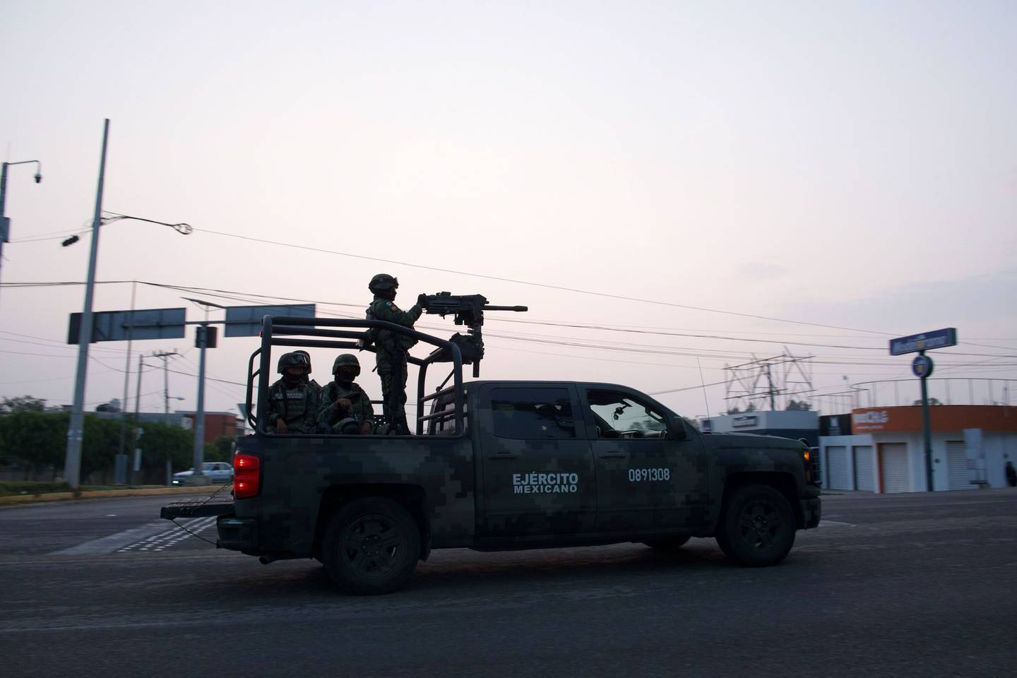 FRONTERA COMALAPA, CHIAPAS, 30MAYO2023.- Arrancó el Despliegue de Fuerza de Tareas dirigido por la SEDENA acompañado por la Guardia Nacional, Policía Estatal y Municipal rumbo a la región que ha sido azotada por la violencia entre grupos armados en incremento desde el año 2021 en comunidades fronterizas a Guatemala. El día 22 de Mayo del presente año estos grupos se han enfrentado sin descanso y con armamentos cada vez más altos, lo cual obligó a la población a desplazarse para salvaguardar sus vidas. Al entrar al municipio el convoy dirigido por el ejército nacional estos se encaminaron al ejido Joaquín Miguel Gutierrez, donde se encontraron con pobladores de la región y estos les impidieron el paso argumentando que el problema y la violencia está en la cabecera municipal y otros poblados. Después de un tiempo de diálogo sin acuerdos, el ejército empezó a avanzar a lo cual los pobladores respondieron con palos y piedras negando la entrada, elementos del ejército lanzaban bombas de gas lacrimógeno y las piedras de regresó para seguir con su incursión a la comunidad. 
FOTO: ISABEL MATEOS /CUARTOSCURO.COM