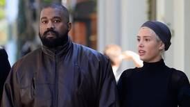 Kanye West subió fotos de su novia con atrevidas piezas de ropa